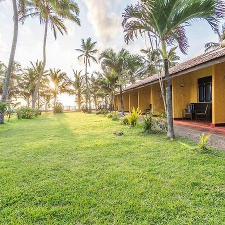 Ceylonica Beach Hotel Negombo Buitenkant foto