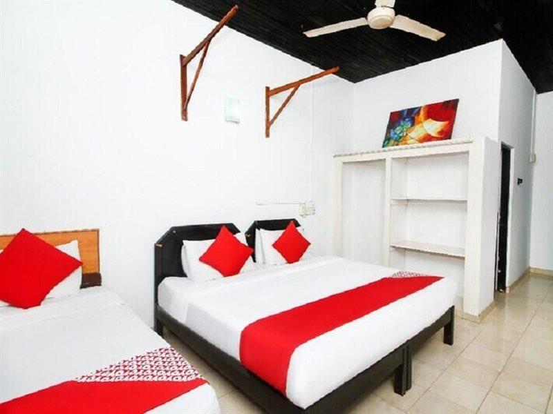 Ceylonica Beach Hotel Negombo Buitenkant foto