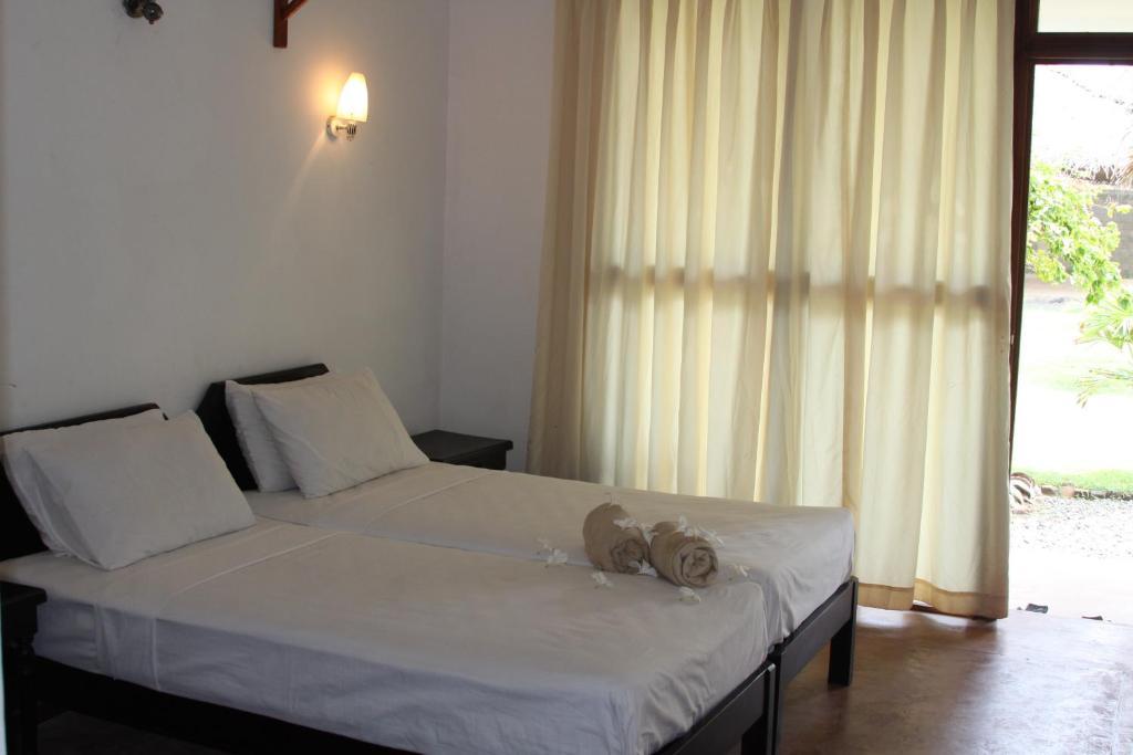 Ceylonica Beach Hotel Negombo Buitenkant foto