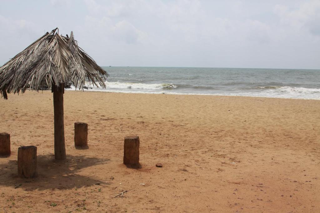Ceylonica Beach Hotel Negombo Buitenkant foto