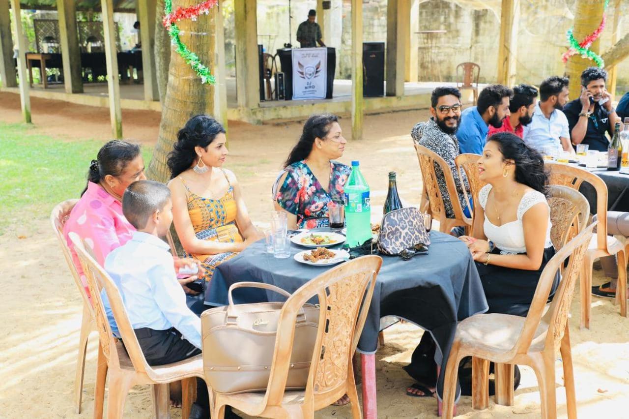 Ceylonica Beach Hotel Negombo Buitenkant foto