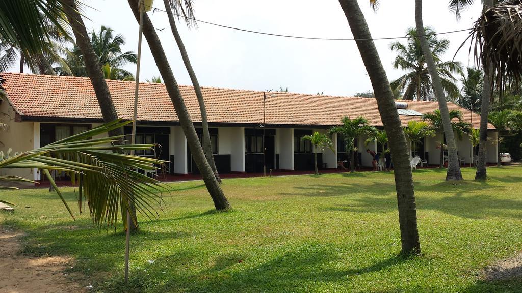 Ceylonica Beach Hotel Negombo Buitenkant foto